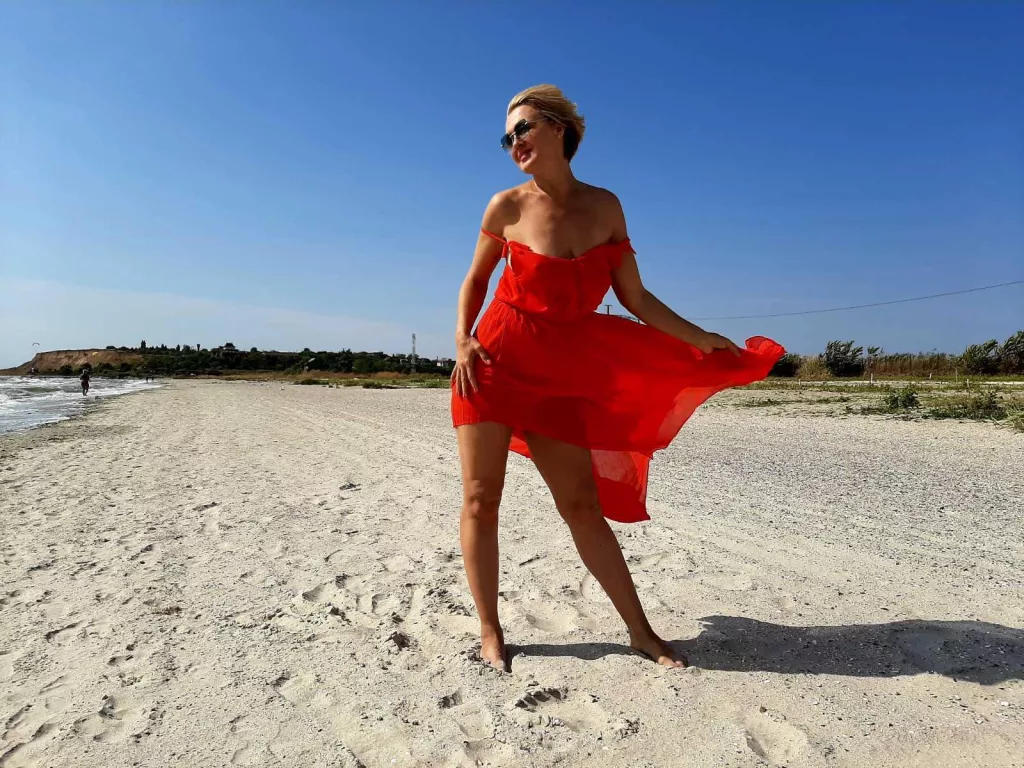 LianaNice red dress on beach