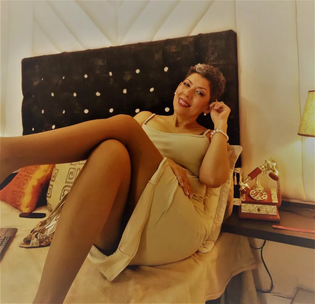 julianewell sits on her body ready and waiting for you to ravish her body