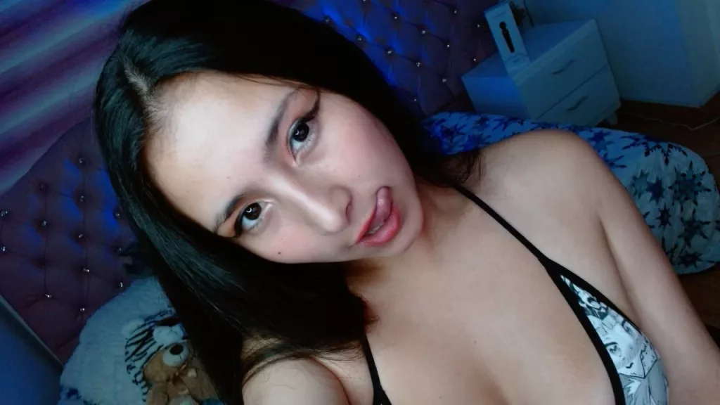 LissyJonnes lick her lips looking at her next meal