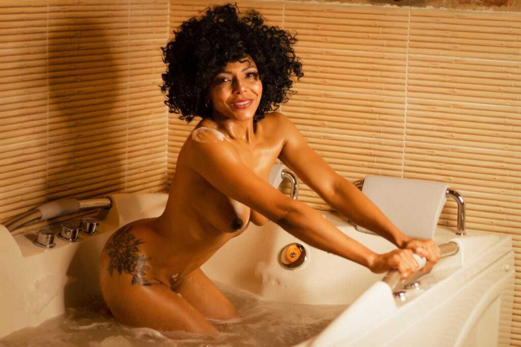 venuschaud is full nude in the bath showing her tits
