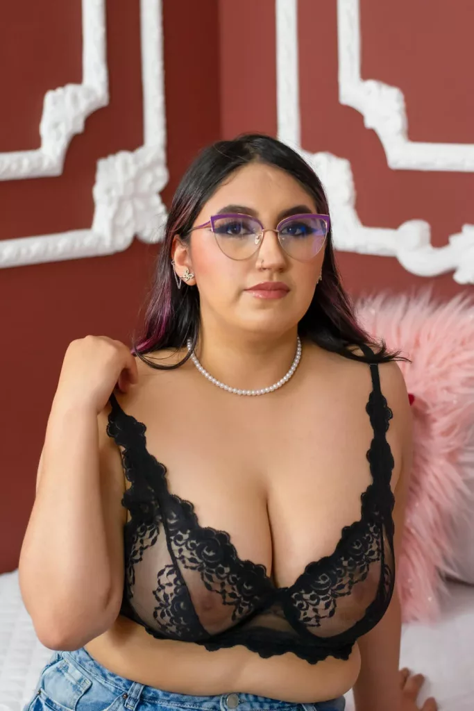 AlejaLoaizaa is a beauty to look at