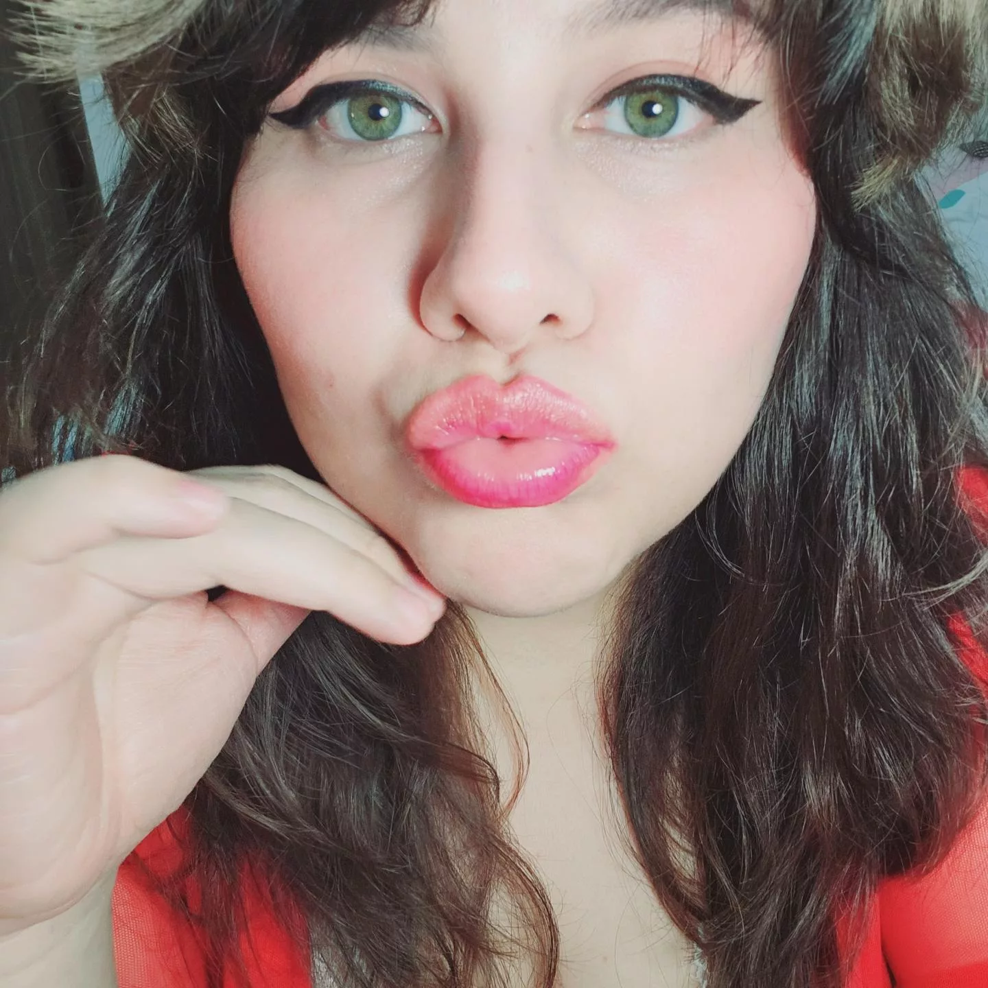 akkanee pouts her big red lips