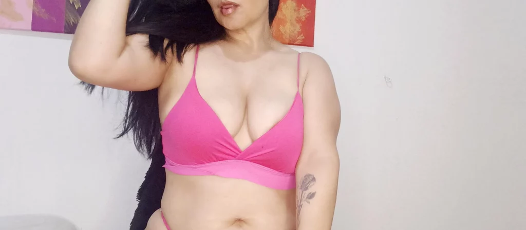 victoriafadull wants your attention on her tits