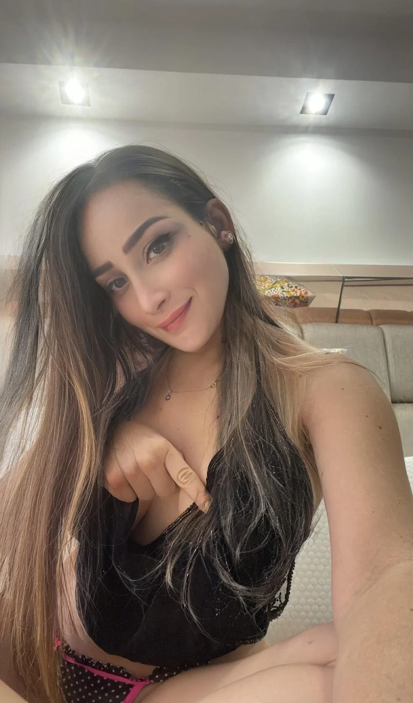 arianalu is showing off her great smile