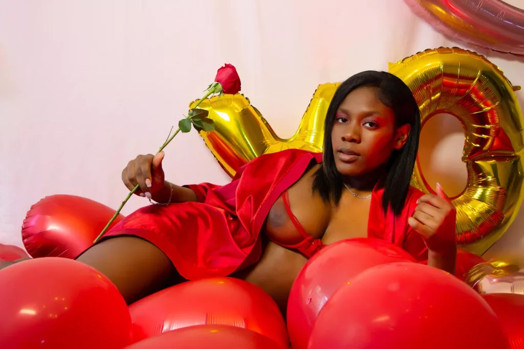 TianaBrowny surrounded by red ballon showing of her phenomenal body