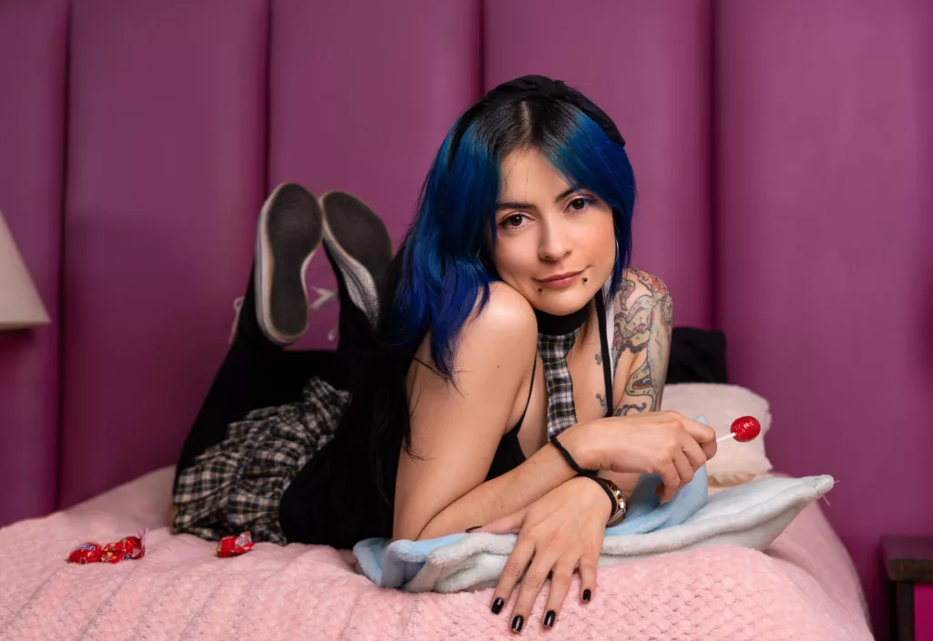 CandiceValo is all dolled up on her bed with a lollipop in hand, it great to cam to cam talk with women like here