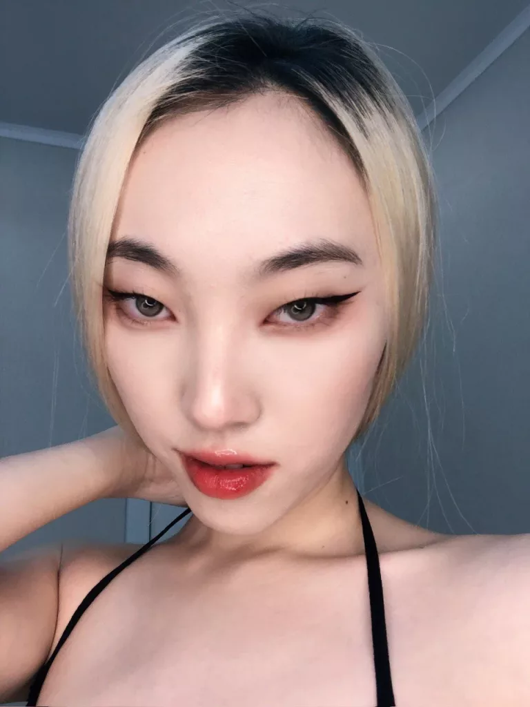 dollyplay69 give us the best shot of her face