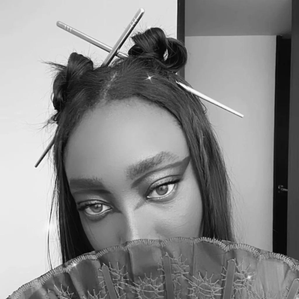 EllenWaris showing off her Japanese roots