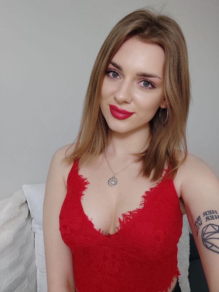 EmmaCreative shows you what is like to be the lady in red