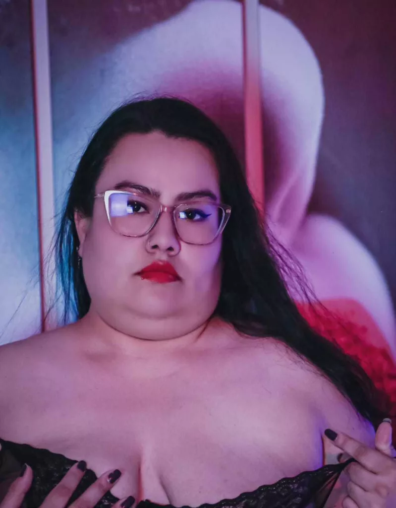 foxybell shows off her big beautiful body and she is stunning to look at