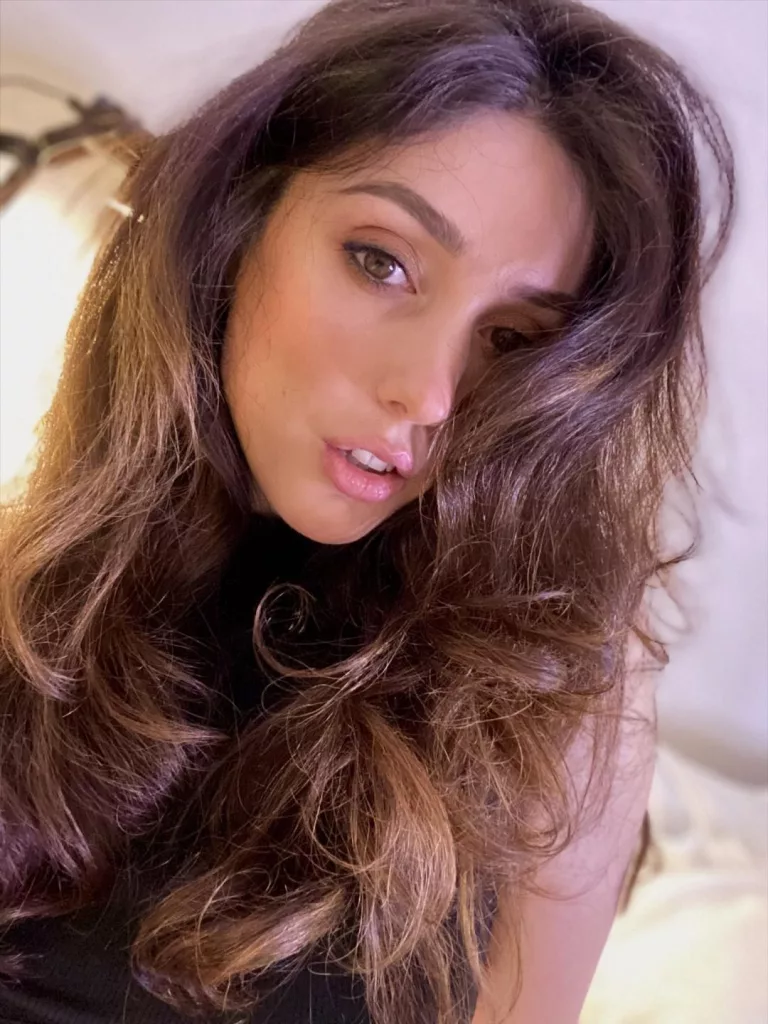 exhibitionist pretty face