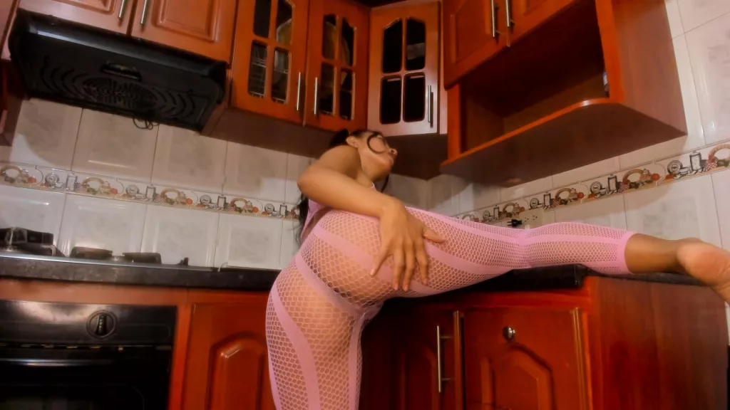 Filipina cam model shows her butt in pink stockings