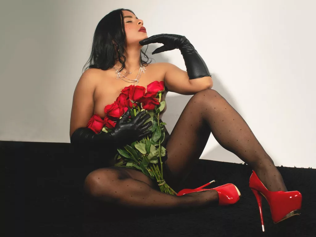 Lindafrancoo in latex, switch elegance