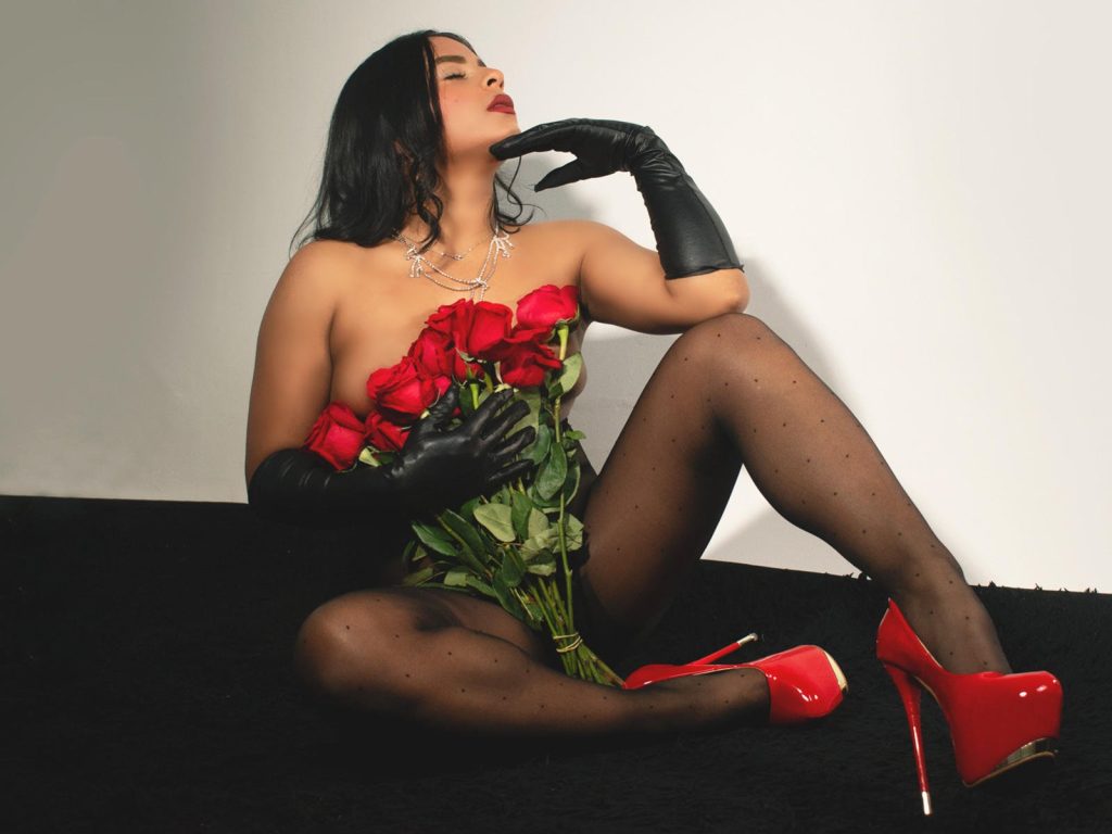Lindafrancoo in latex, switch elegance