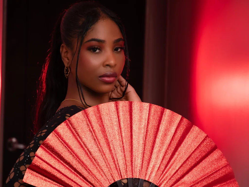 ZendayaRosse with red fan, ponytail elegance ebony chat