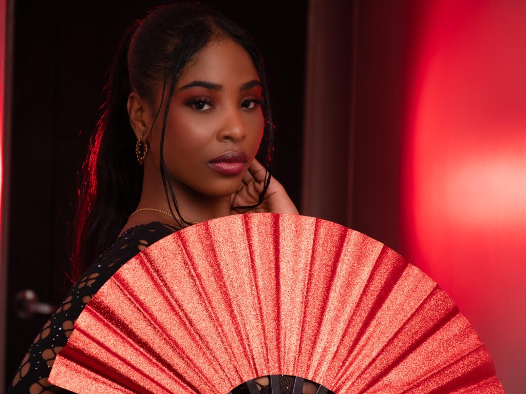 ZendayaRosse with red fan, ponytail elegance ebony chat