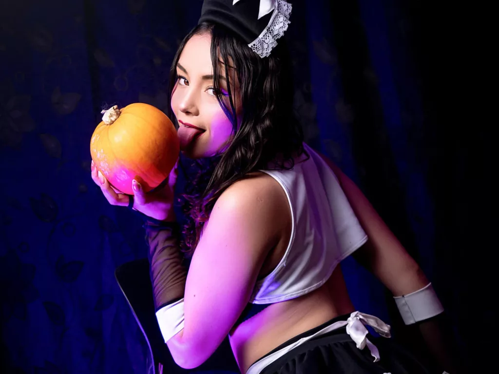 ViolettaMidnight in white crop top, black hat, pillow humping fantasy vibe