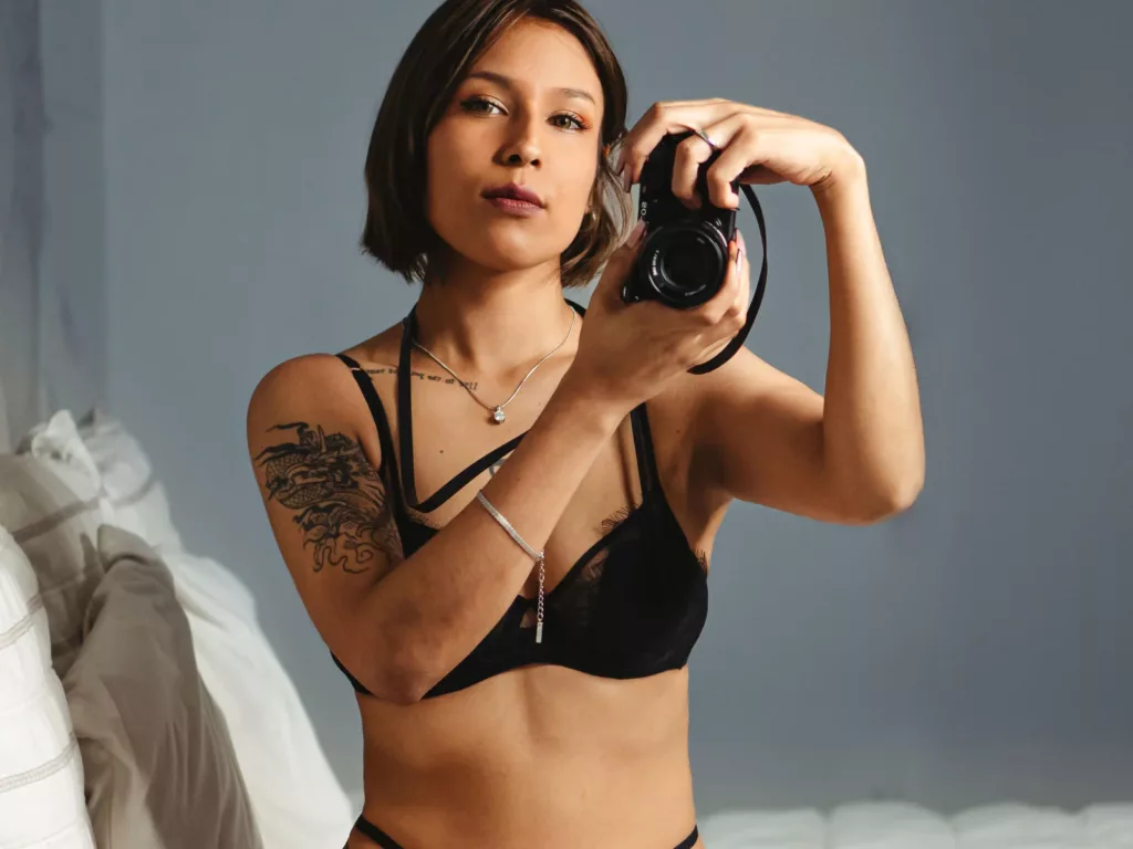 KiarahernndezX in black lingerie, ready for some dirty talk.