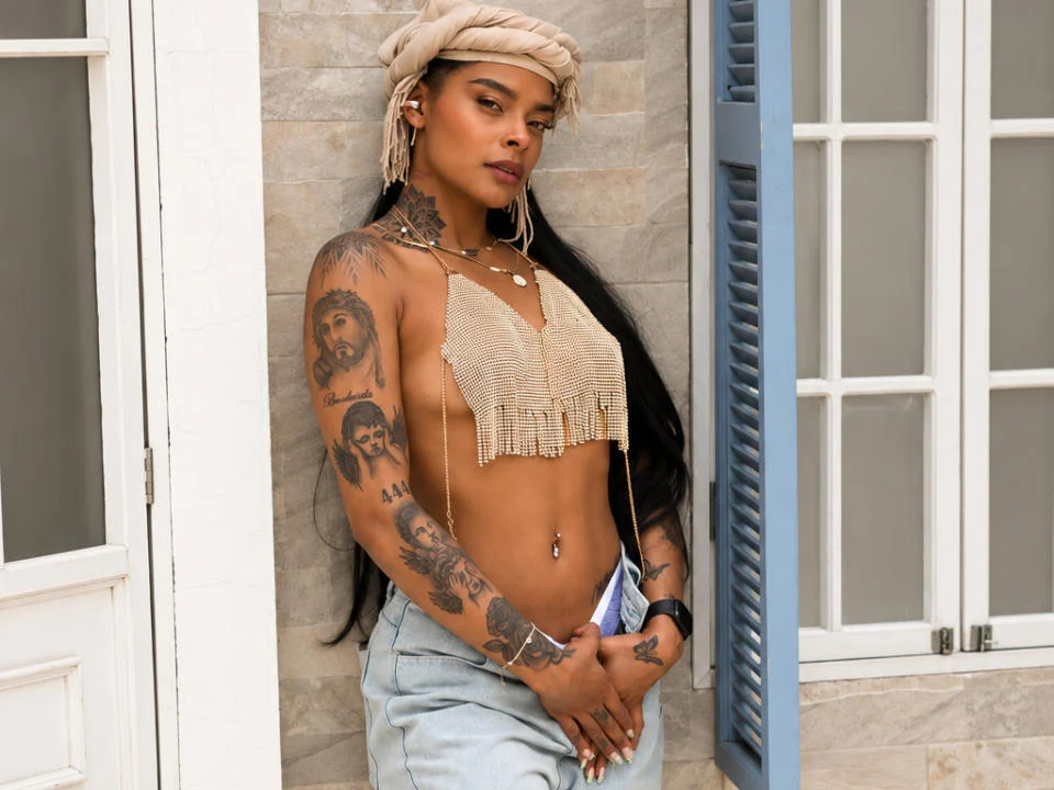 EmmaEbony back shot specialist with long black hair, craving hair pulling and doggy style